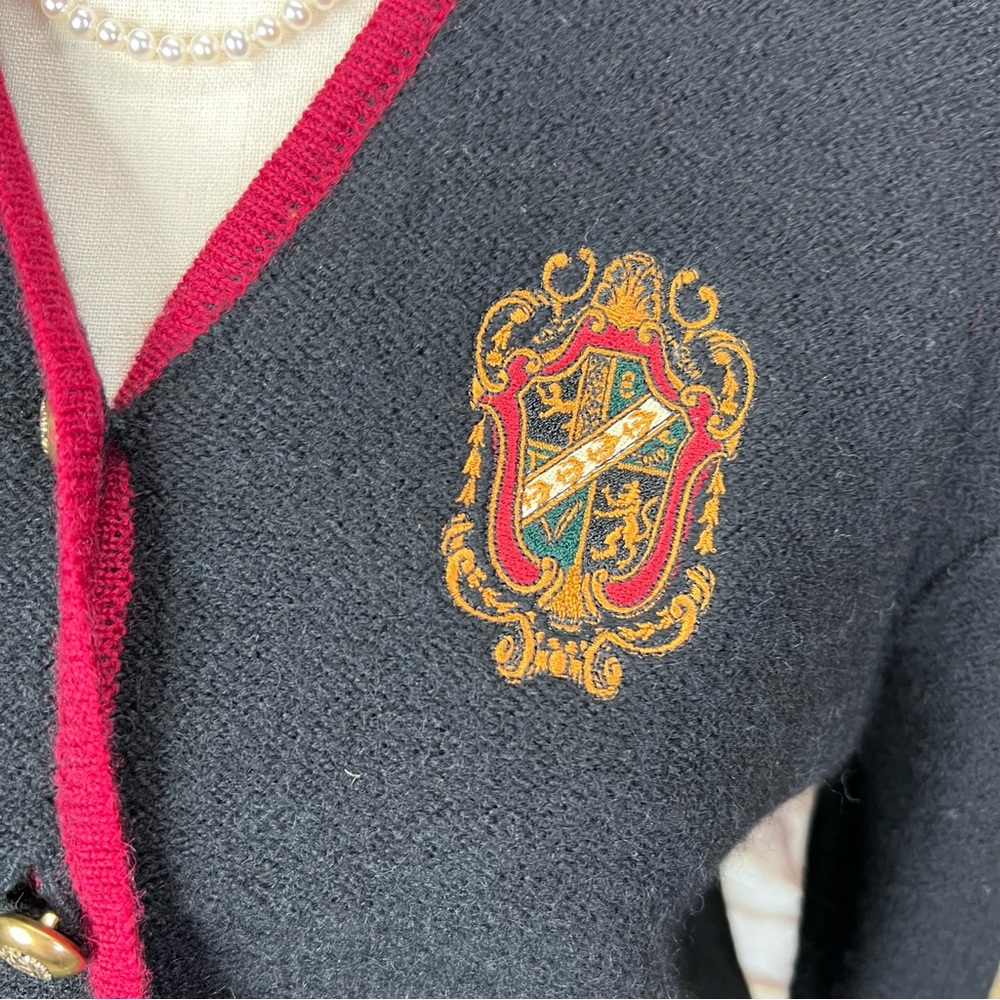 VINTAGE PENDLETON Classic Black and Red Virgin Wool Academic Crested Cardigan MP - Picture 8 of 11